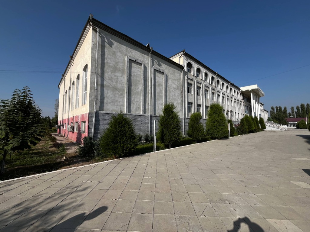 Paxtaobod texnikumining markaziy maydoni va korpusi